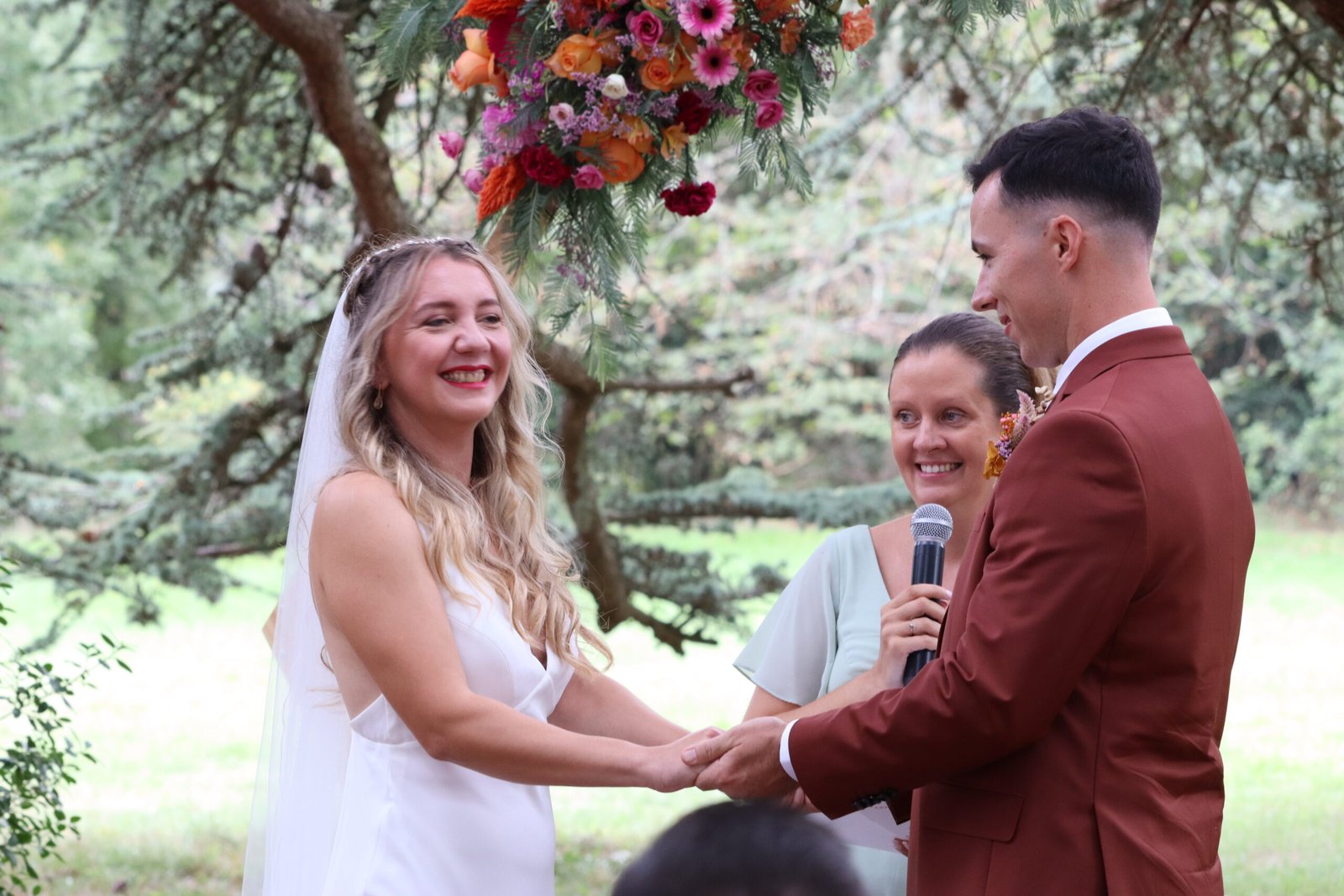 officiante de cérémonie laique en occitanie célébrant un mariage sur mesure en Haute-Garonne, Aude, Tarn et Ariège